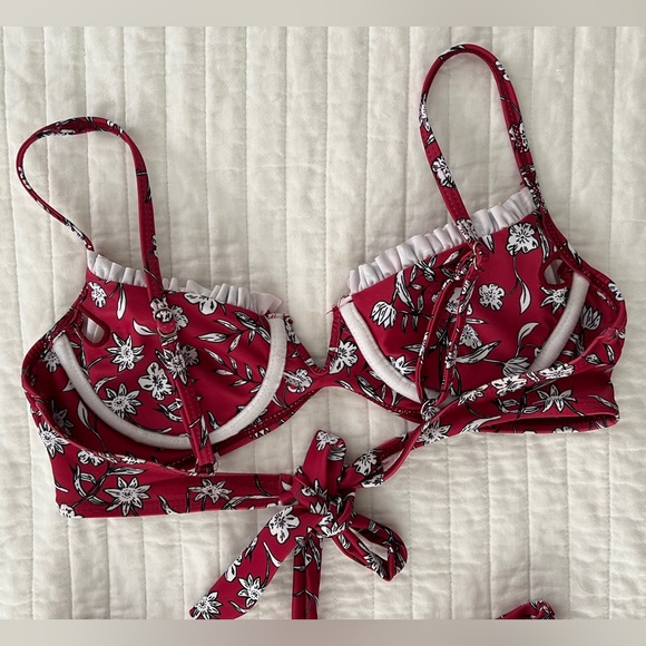 Red & white bikini - Picture 3 of 4